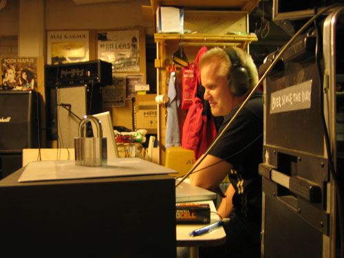 Ã„Ã¤nittÃ¤jÃ¤/miksaaja/Jouni. Huomaa military-tyylin kuulonsuojaus.