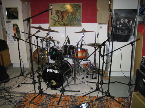 Rummut + sekalainen kasa piuhaa, mikrofoneja ja telineitÃ¤.