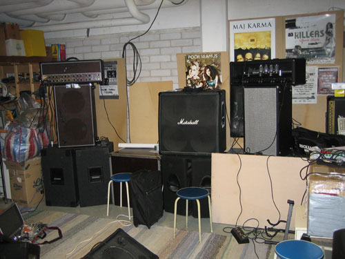 SeinÃ¤n tÃ¤ydeltÃ¤ kitaravahvistinkalustoa.